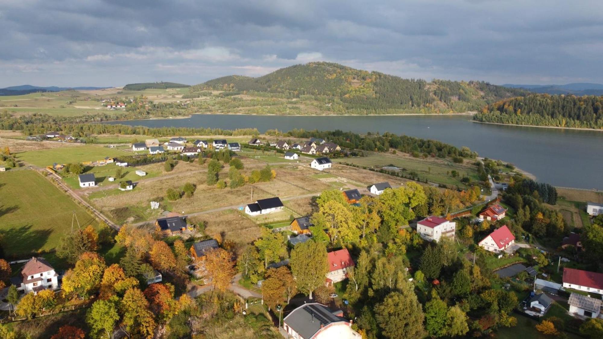 Bukowka Dom Caloroczny W Gorach Nad Jeziorem Villa Miszkowice